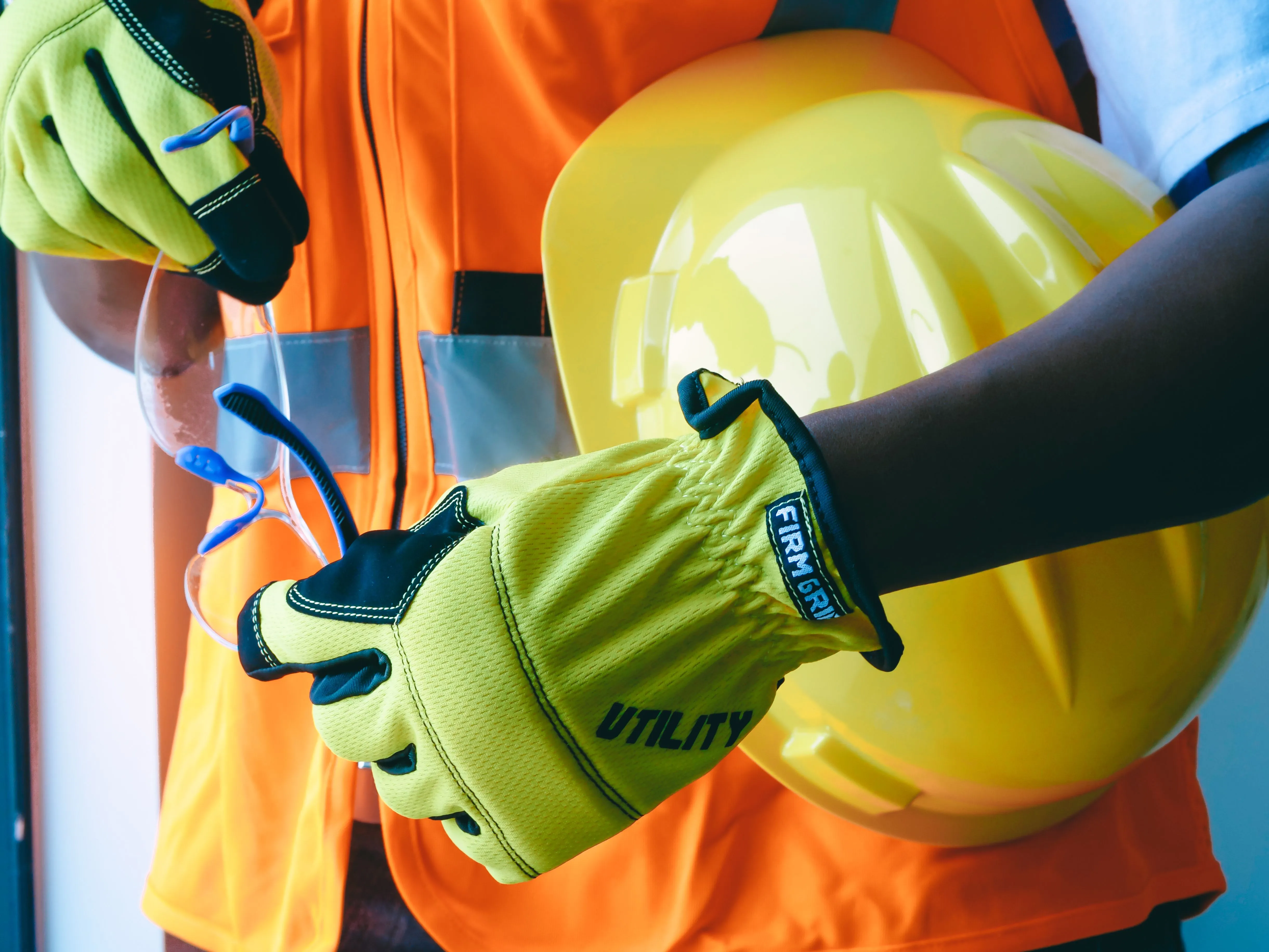 casco y guantes de seguridad