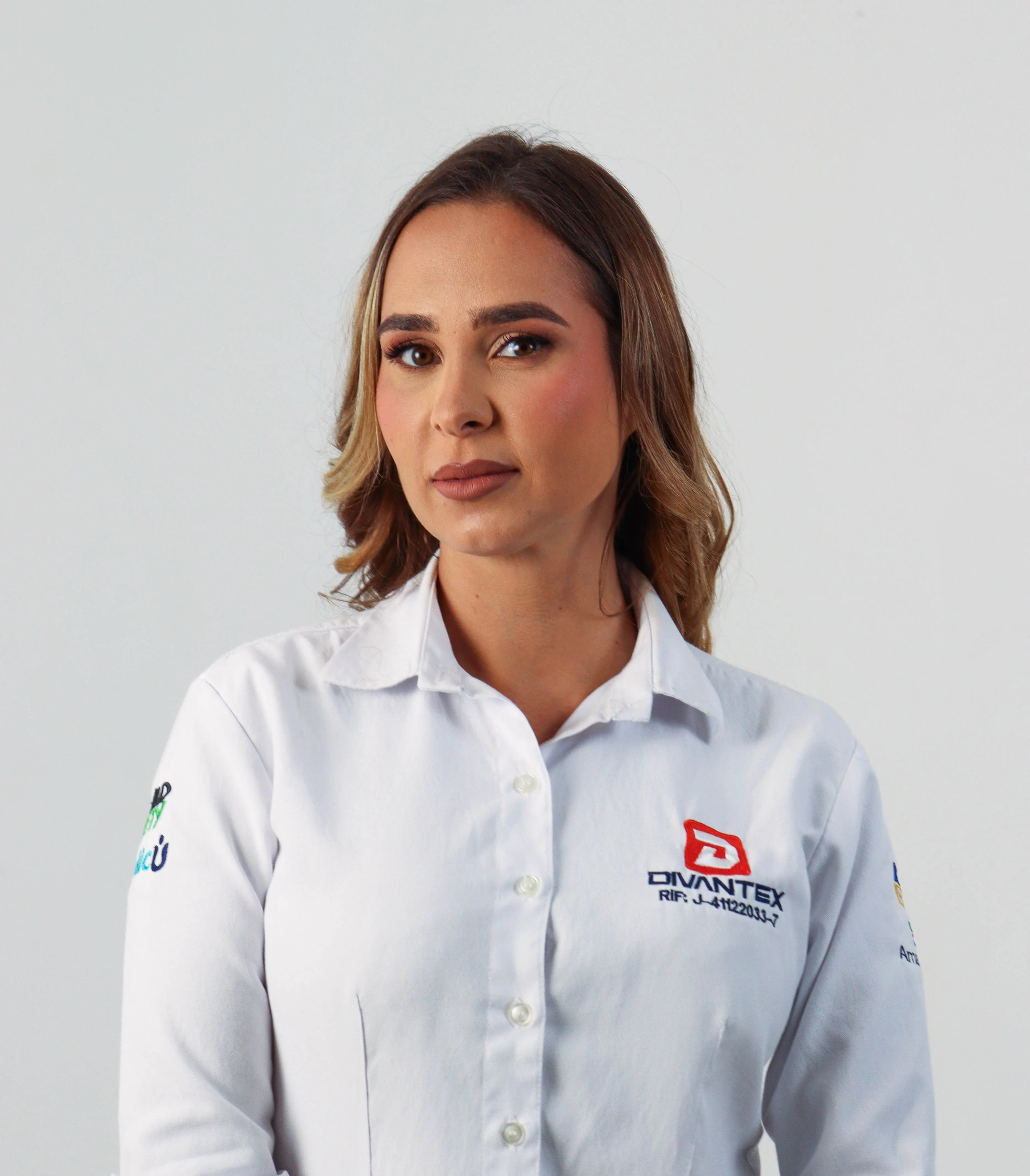 mujer con ropa laboral blanco