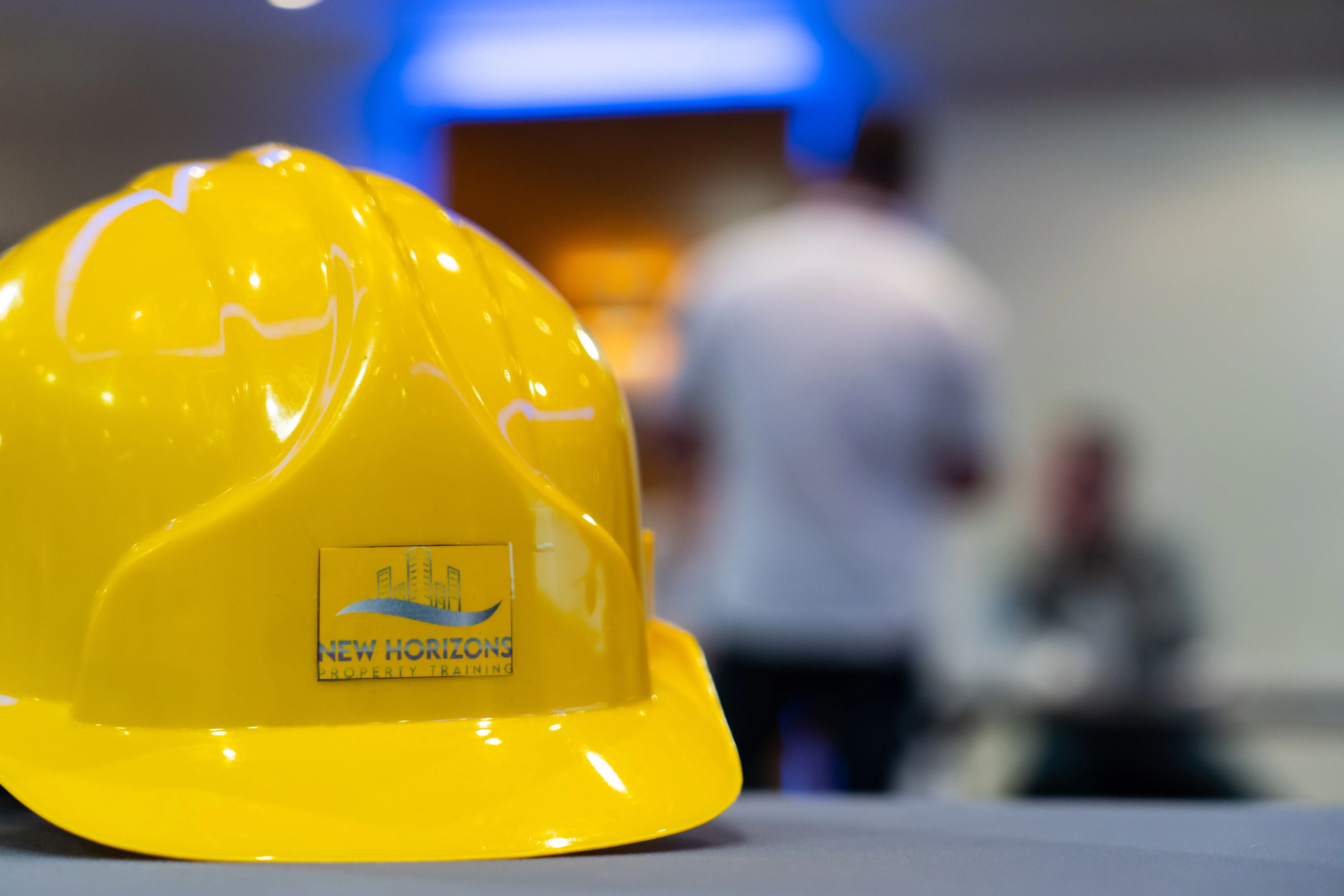 casco de seguridad amarillo